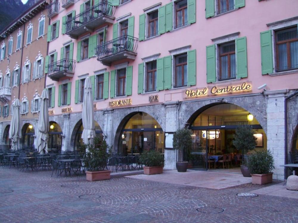 Hotel Centrale Рива дел Гарда Екстериор снимка